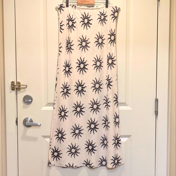 3/$30 EUC H&M M Linen Blend Off White Boho Maxi Skirt with Painted Sun Print - Picture 6 of 7